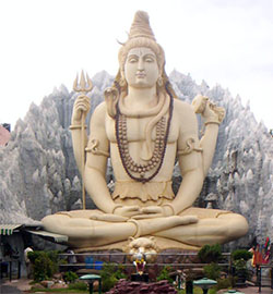 Статуя Шивы в "Кемп Форт" возле аэропорта в Бангалоре
